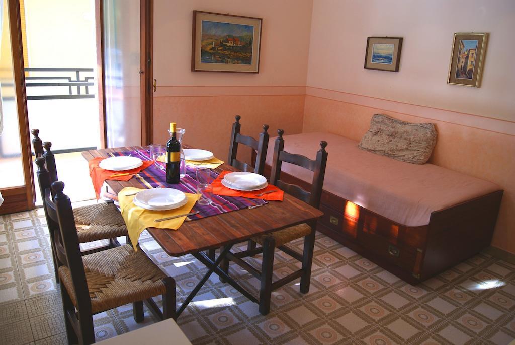La Terrazza Tra Pini E Mare Apartment ซานบาร์โตโลเมโอ อัล มาเร ห้อง รูปภาพ